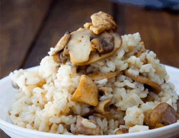 Arroz con pollo y champiñones