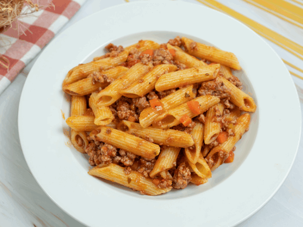 Pasta con carne picada y pimientos
