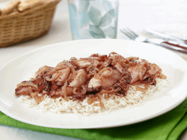 Arroz con chipiron y cebolla