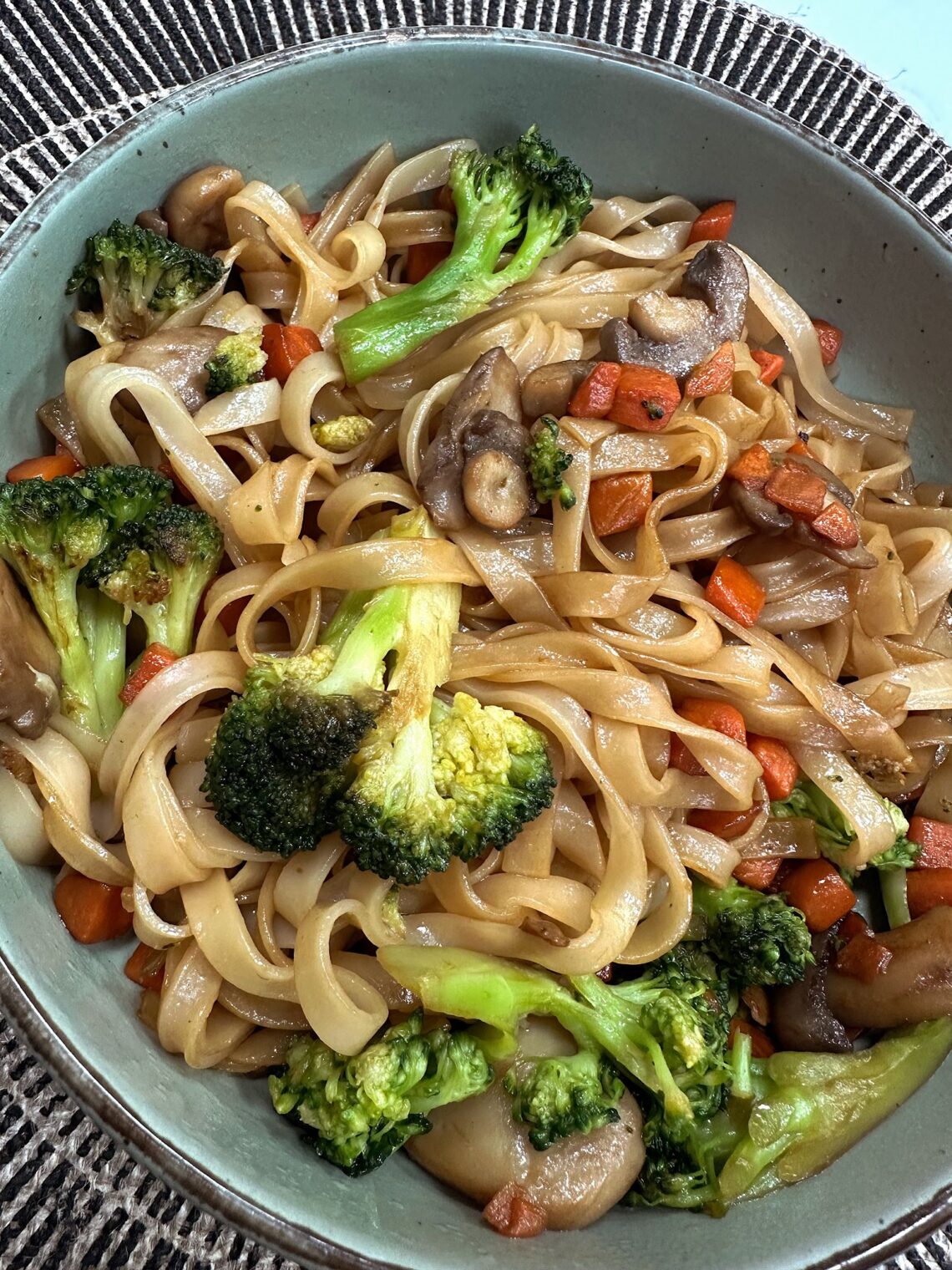 Fideos de Arroz con Verduras Salteadas