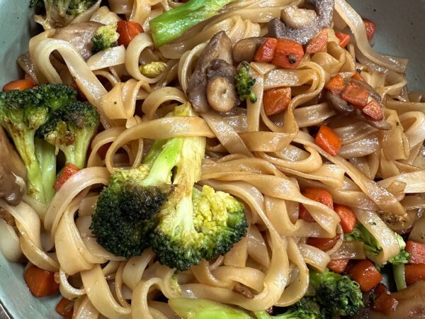 Fideos de Arroz con Verduras Salteadas