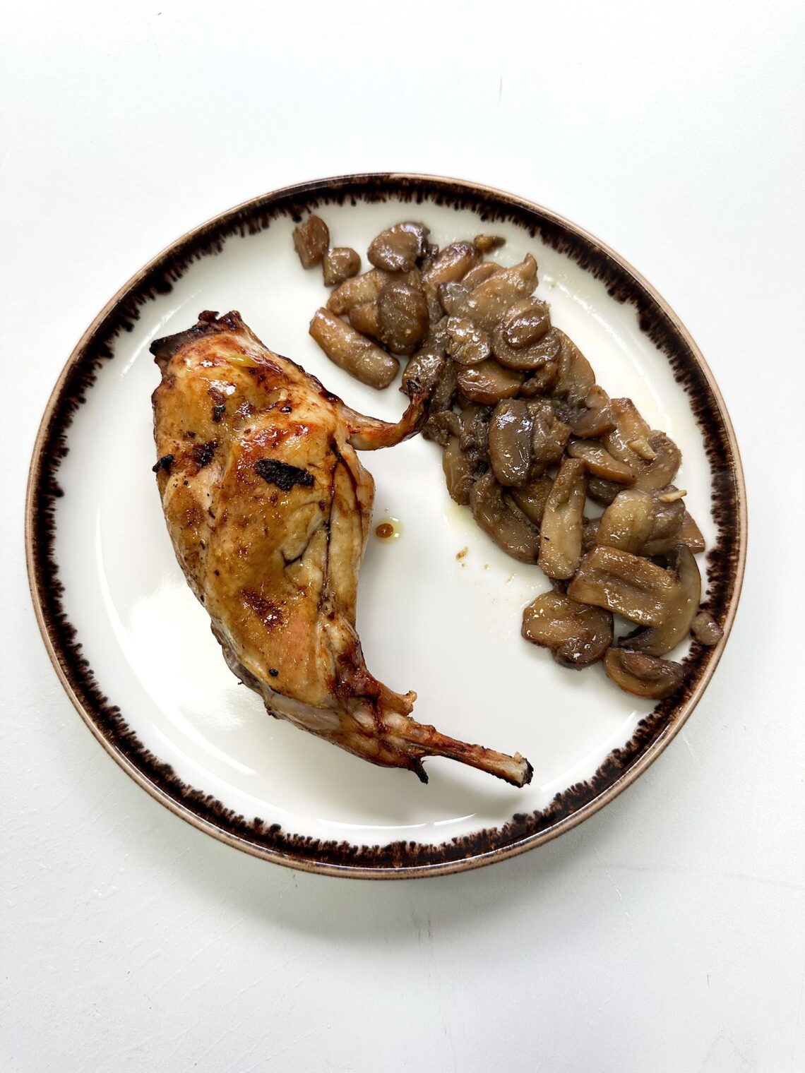 Conejo con Champiñones al Toque de Ajo y Limón