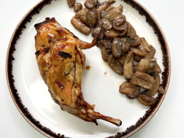 Conejo con Champiñones al Toque de Ajo y Limón