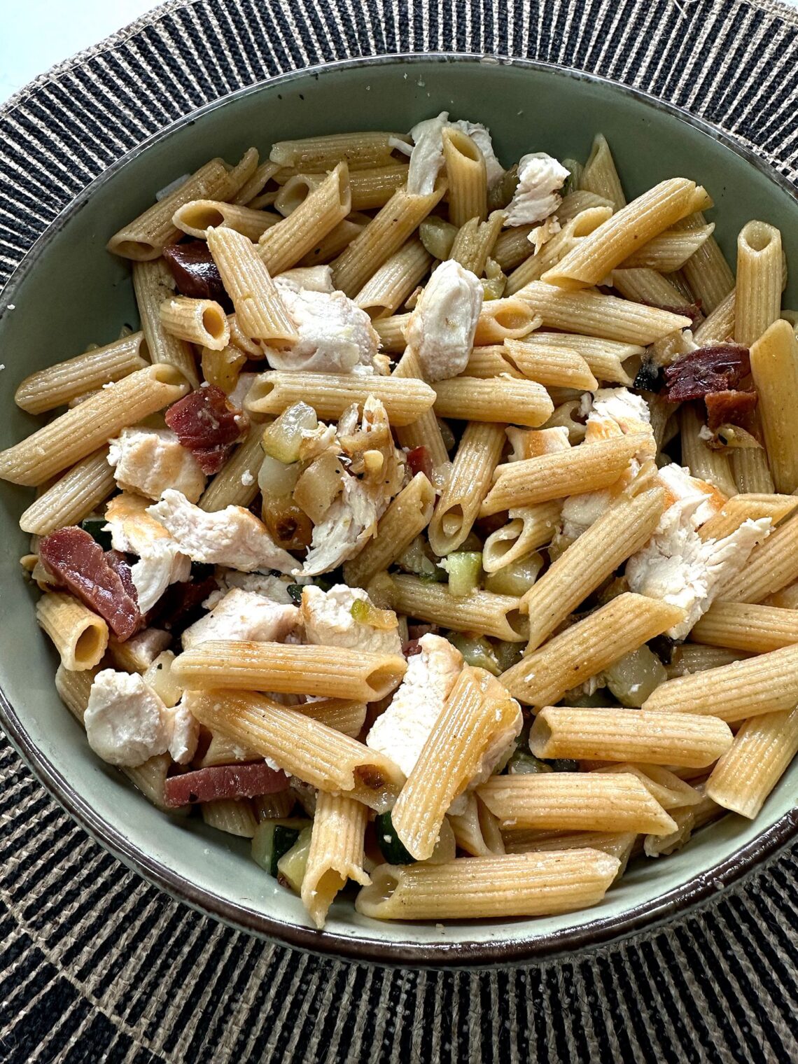 pasta integral con pollo calabacín y jamón